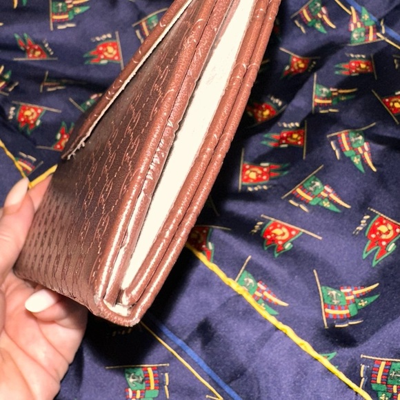 GUCCI OVAL SUNGLASSES WITH
GORGEOUS CASE - Picture 6 of 13